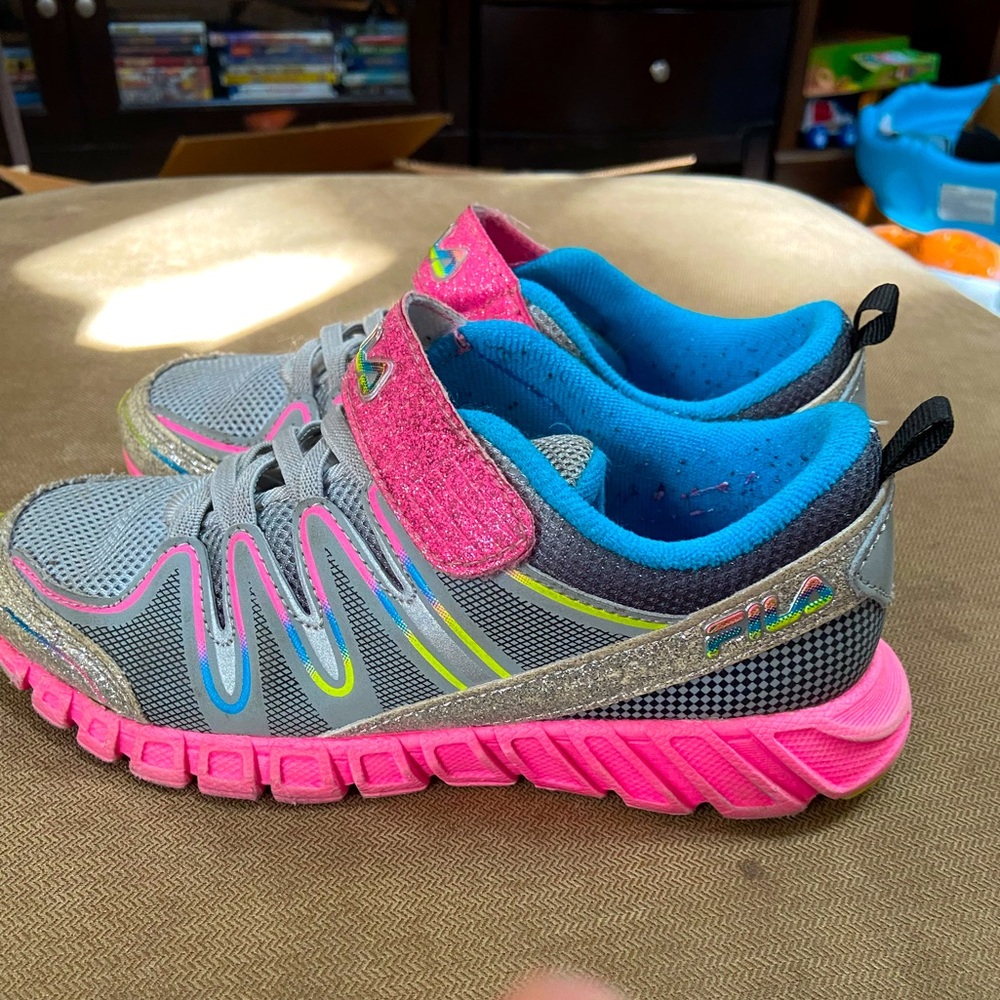 Fila girls sneakers size 2.5. Good shape!pink and grey.